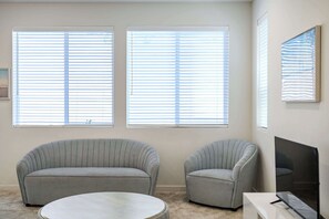 House, Multiple Beds, Patio, Garden View (3082 Pomona) | Living area