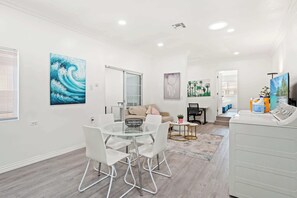 House, Multiple Beds, Patio, Garden View (1832 Pomona) | Interior