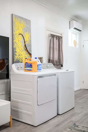 House, Multiple Beds, Patio, Garden View (1832 Pomona) | Interior