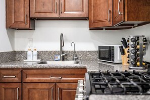 Casa, varias camas, patio, vista al jardín (1832 Pomona) | Cocina privada | Refrigerador, microondas, horno y parrilla de estufa