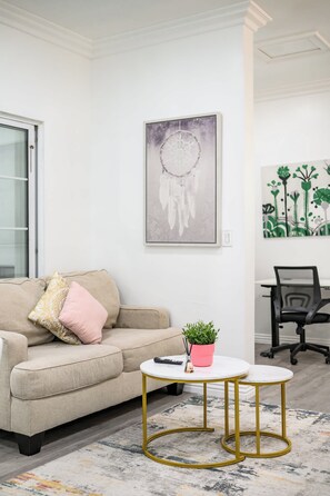 House, Multiple Beds, Patio, Garden View (1832 Pomona) | Living area