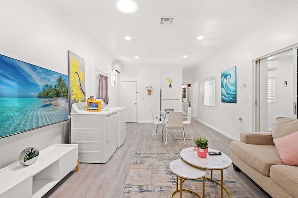 House, Multiple Beds, Patio, Garden View (1832 Pomona) | Interior