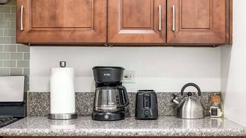 House, Multiple Beds, Patio, Garden View (1832 Pomona) | Private kitchen | Fridge, microwave, oven, stovetop