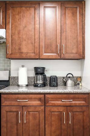 House, Multiple Beds, Patio, Garden View (1832 Pomona) | Private kitchen