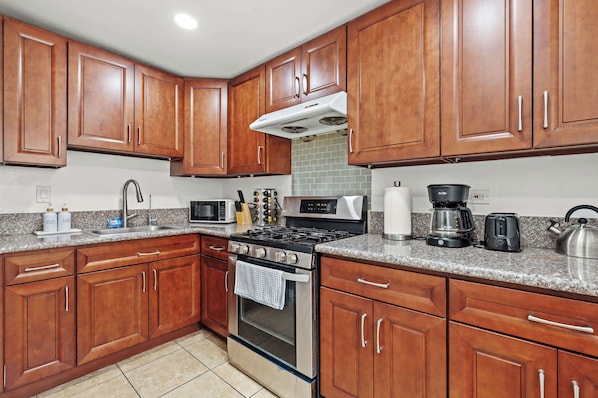House, Multiple Beds, Patio, Garden View (1832 Pomona) | Private kitchen | Fridge, microwave, oven, stovetop