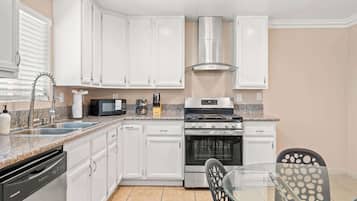 Casa, várias camas, varanda, vista para o jardim (1828 Pomona) | Cozinha privada | Geladeira, micro-ondas, fogão, cooktop