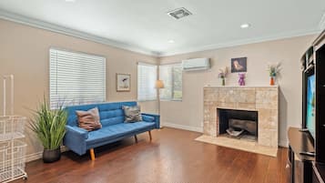 House, Multiple Beds, Patio, Garden View (1828 Pomona) | Living area