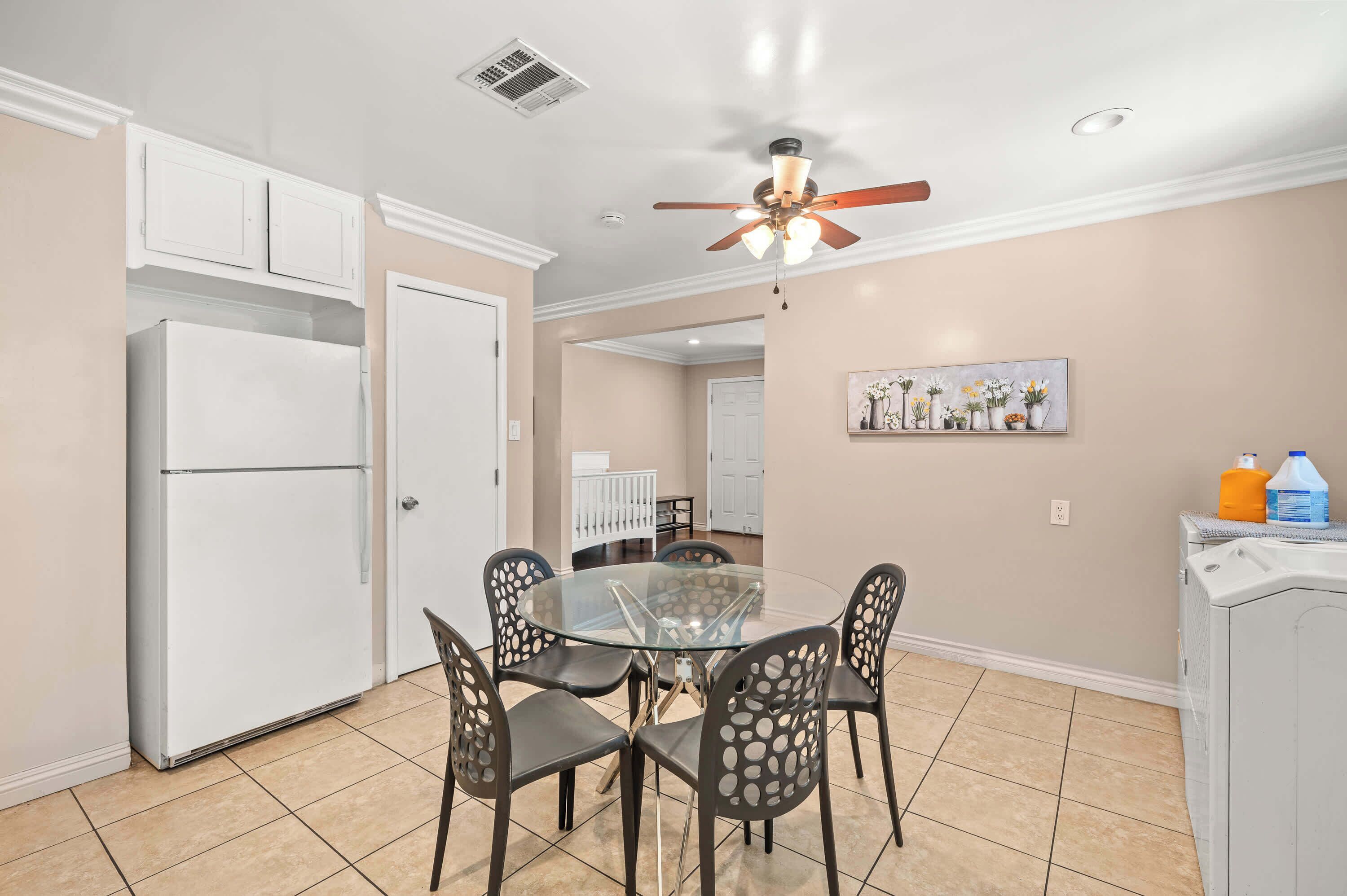 單棟房屋, 多張床, 露台, 花  園景 (1828 Pomona) | 用餐區