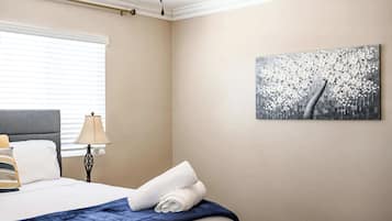 ํ์ฐ์ค, ์นจ๋(์ฌ๋ฌ ๊ฐ), ํํฐ์ค, ์ ์ ์ ๋ง (1828 Pomona) | ๊ฐ์ค์์ ๋ณด์ด๋ ์ ๋ง