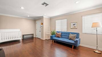 Casa, varias camas, patio, vista al jardín (1828 Pomona) | Interior