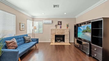 Casa, varias camas, patio, vista al jardín (1828 Pomona) | Área de sala de estar | Televisión de pantalla plana de 42 pulgadas con canales digitales
