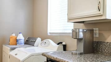 House, Multiple Beds, Patio, Garden View (1828 Pomona) | Private kitchen