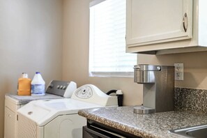 House, Multiple Beds, Patio, Garden View (1828 Pomona) | Private kitchen | Fridge, microwave, oven, stovetop