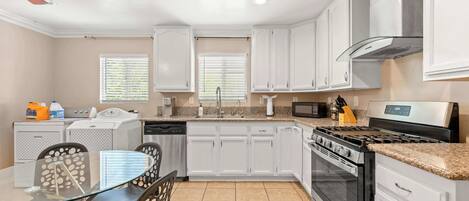 House, Multiple Beds, Patio, Garden View (1828 Pomona) | Private kitchen | Fridge, microwave, oven, stovetop