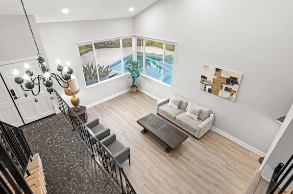 Casa, varias camas, acceso a la alberca, vista al jardín (16020-2 Hacienda) | Área de sala de estar | Televisión de pantalla plana de 42 pulgadas con canales digitales