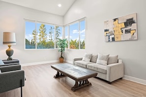 Hus, flere senger, adgang til basseng, hageutsikt (16020-2 Hacienda) | Oppholdsområde | En 42-tommers Flatskjerm-TV med digitale kanaler samt peis