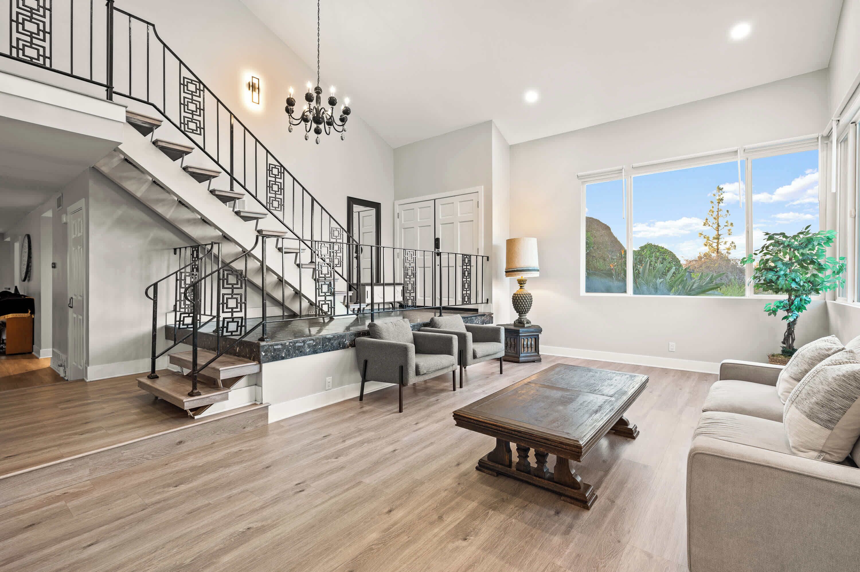 Casa, letti multipli, accesso alla piscina, vista giardino (16020-2 Hacienda) | Area soggiorno | TV a schermo piatto 42 pollici con canali digitali, caminetto