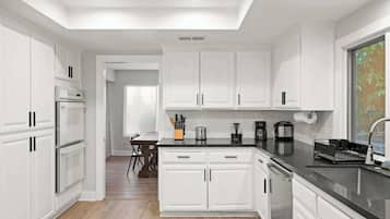 House, Multiple Beds, Pool Access, Garden View (16020-2 Hacienda) | Private kitchen | Fridge, microwave, oven, stovetop