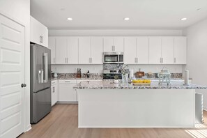 獨棟房屋, 多張床, 廚房, 花園景觀 (7022 Fontana) | 私人廚房 | 電冰箱、微波爐、烤箱、爐台