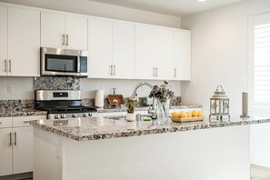 Casa, varias camas, cocina, vista al jardín (7022 Fontana) | Cocina privada | Refrigerador, microondas, horno y parrilla de estufa 