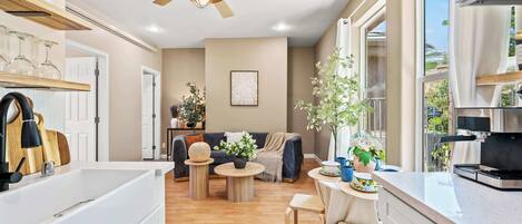 Casa, varias camas, patio, vista al jardín (16090 Chino Hills) | Interior