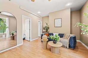 Casa, várias camas, varanda, vista para o jardim (16090 Chino Hills) | Área de estar | TV de tela plana 42 polegadas com canais digitais