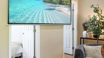 Casa, varias camas, patio, vista al jardín (16090 Chino Hills) | Interior