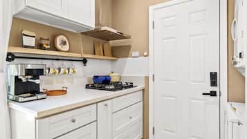 House, Multiple Beds, Patio, Garden View (16090 Chino Hills) | Private kitchen | Fridge, oven, stovetop, coffee/tea maker