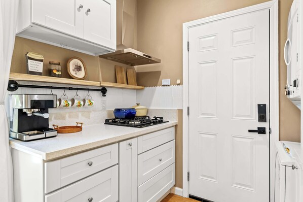 Casa, várias camas, varanda, vista para o jardim (16090 Chino Hills) | Cozinha privada | Geladeira, fogão, cooktop, cafeteira/chaleira