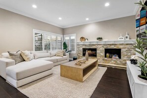 ハウス   ベッド (複数台) プールアクセス プールビュー (2312 Rowland Heights) | リビング エリア | 42 インチの薄型テレビ (デジタル放送視聴可)、暖炉