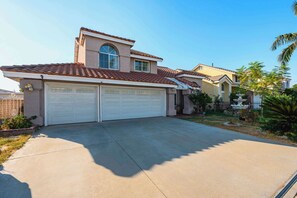 Exterior - Stylish Home w Full Kitchen, Garage Backyard (La Puente)