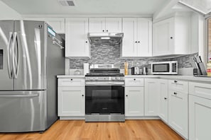 Casa, várias camas, varanda, vista para o jardim (9151 La Puente) | Cozinha privada | Geladeira, micro-ondas, cooktop, lava-louças