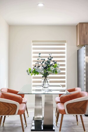 獨棟房屋, 多張床, 庭院, 花園景觀 (325 A-2 West Covina ) | 用餐區