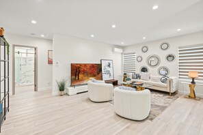 獨棟房屋, 多張床, 庭院, 花園景觀 (325 A-2 West Covina ) | 起居區 | 電視