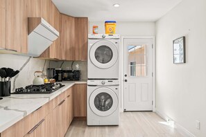 Casa, varias camas, patio, vistas al jardín (325 A-2 West Covina ) | Cocina privada | Frigorífico, microondas, horno y placa de cocina