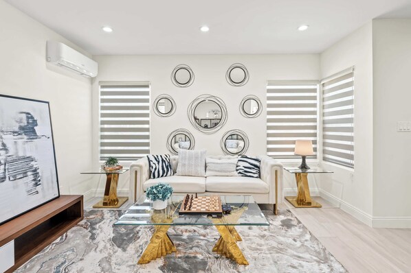 Maison, Plusieurs lits, patio, vue sur le jardin (325 A-2 West Covina ) | Aire de séjour | Téléviseur
