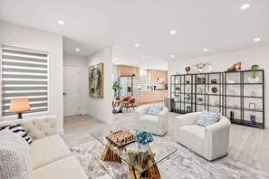 獨棟房屋, 多張床, 庭院, 花園景觀 (325 A-2 West Covina ) | 起居區 | 電視