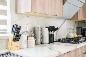 ハウス ベッド (複数台) パティオ ガーデンビュー (325 A-2 West Covina ) | 専用キッチン | 冷蔵庫、電子レンジ、オーブン、コンロ