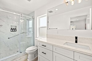 Apartamento, várias camas, varanda, vista para o jardim (1610 Alhambra - 30+ Nights) | Banheiro