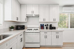 アパートメント ベッド (複数台) パティオ ガーデンビュー (1610 Alhambra - 30+ Nights) | 専用キッチン | 冷蔵庫、電子レンジ、オーブン、コンロ