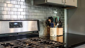 House, Multiple Beds, Patio, Garden View (1131 West Covina) | Private kitchen | Fridge, microwave, stovetop, dishwasher