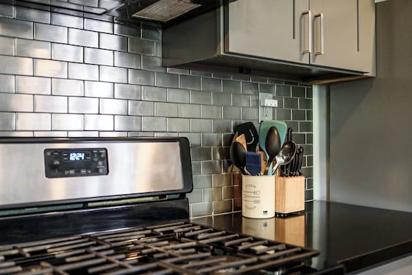 Casa, várias camas, varanda, vista para o jardim (1131 West Covina) | Cozinha privada | Geladeira, micro-ondas, cooktop, lava-louças