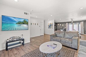 Casa, várias camas, varanda, vista para o jardim (1131 West Covina) | Área de estar | TV de tela plana 42 polegadas com canais digitais