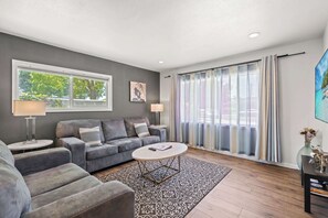Casa, várias camas, varanda, vista para o jardim (1131 West Covina) | Área de estar | TV de tela plana 42 polegadas com canais digitais