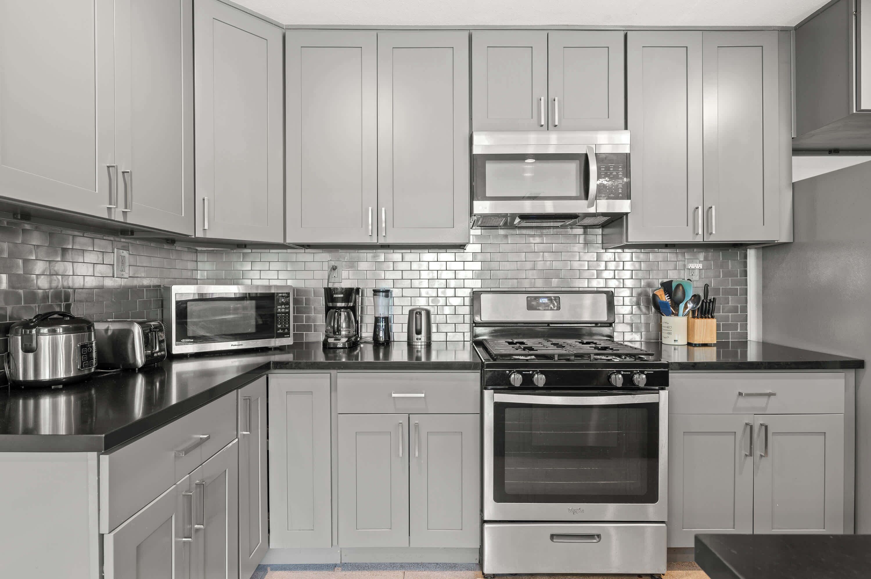 Casa, varias camas, patio, vista al jardín (1131 West Covina) | Cocina privada | Refrigerador, microondas, parrilla de estufa y lavavajillas 