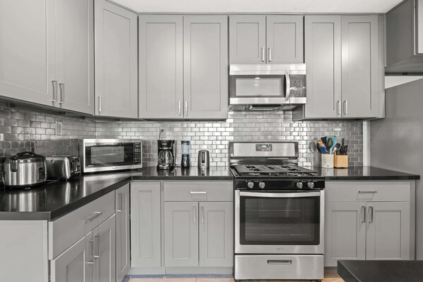 Casa, varias camas, patio, vista al jardín (1131 West Covina) | Cocina privada | Refrigerador, microondas, parrilla de estufa y lavavajillas 