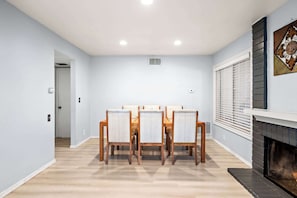 House, Berbilang Katil, Patio, Garden View (1477-2 Ontario) | Tempat makan