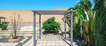 Perfect Family Getaway w Garden Near ONT Airport