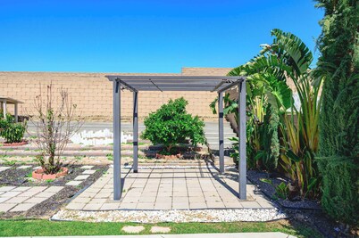 Perfect Family Getaway w Garden Near ONT Airport