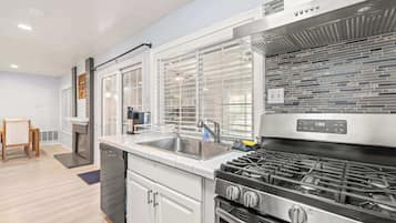 ハウス ベッド (複数台) パティオ ガーデンビュー (1477-2 Ontario) | 専用キッチン | 冷蔵庫、電子レンジ、オーブン、コンロ